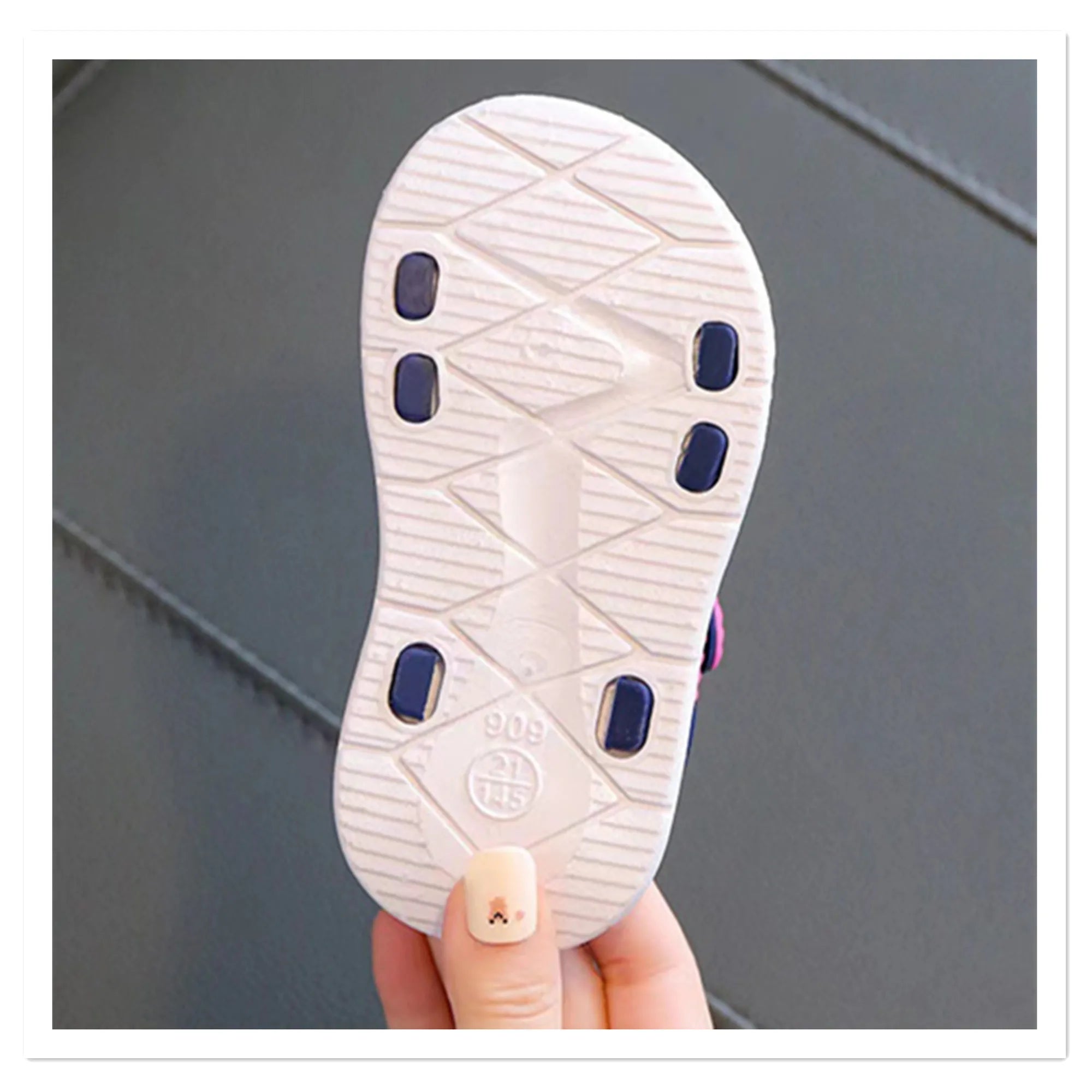 Children's and Girls' Sandals 2023 New Korean Edition Soft Sole Anti slip Medium and Small School Boys' and Baby Beach Sandals